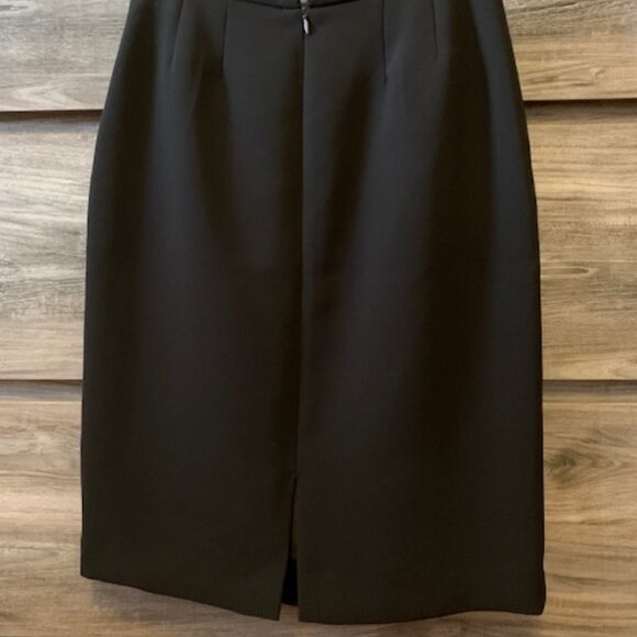 Fitted Skirt by Tahari in size 2 - Picture 2 of 2